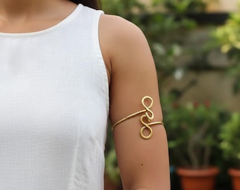 Pulsera abierta de espiral dorada – Brazalete sencillo ajustable de alambre – Joyería minimalista bohemia