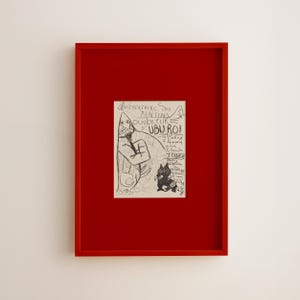 Könnte beinhalten: Ein gerahmtes Kunstwerk mit rotem Rand. Das Kunstwerk zeigt eine Schwarz-Weiß-Illustration mit Text, einschließlich der Wörter "REPERTOIRE DES PANTINS OUVERTURE D'UBU ROI". Die Illustration zeigt Figuren und abstrakte Formen.