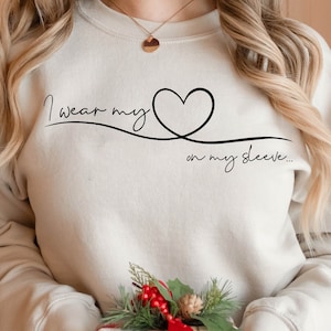 Llevo mi corazón en la manga Svg, Vida de mamá Svg, Mamá Svg, Maternidad Svg, Día de la madre Svg, Mamá divertida Svg, Salud mental Svg, Moda Svg