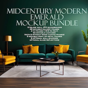 Puede incluir: Paquete de maquetas Midcentury Modern Emerald con 10 fondos de pared en blanco, 46 marcos de galería móviles, 2 marcos de TV, 22 lienzos móviles, 5 impresiones móviles en marcos de metal, 8 sombras de pared opcionales y reflejos de vidrio opcionales. La imagen muestra una sala de estar con un sofá verde, dos sillones amarillos, una mesa de café y una planta verde.
