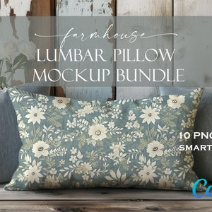 Könnte beinhalten: Ein Farmhouse-Lendenkissen-Mockup-Paket mit 10 PNG- und PSD-Dateien. Das Kissen ist hellblau mit einem weißen Blumenmuster. Das Kissen liegt auf einer Holzoberfläche mit rustikalem Hintergrund.