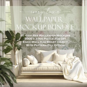 Puede incluir: Un paquete de maquetas que presenta un sofá con cojines blancos y una manta color crema. El fondo incluye un diseño de papel tapiz floral, cortinas y una planta en maceta. El texto en la imagen dice "ivory luxe WALLPAPER MOCKUP BUNDLE".