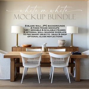 Puede incluir: Un paquete de maquetas para fotografía de productos que presenta un comedor blanco con una mesa y sillas de madera. El texto "white on white MOCKUP BUNDLE" se muestra en la pared. El paquete incluye 8 fondos de pared JPG en blanco, 2 maquetas de marco fijo, más de 140 marcos móviles y escalables, 4 superposiciones de sombra de pared opcionales, 10 objetos inteligentes PSD y reflejos de vidrio opcionales.