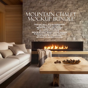 Può includere: Un pacchetto di mockup per un design di interni di chalet di montagna. L'immagine mostra un divano bianco con cuscini, un tavolino da caffè in legno e un camino con un fuoco scoppiettante. Il testo sul muro recita "Mountain Chalet Mockup Bundle".