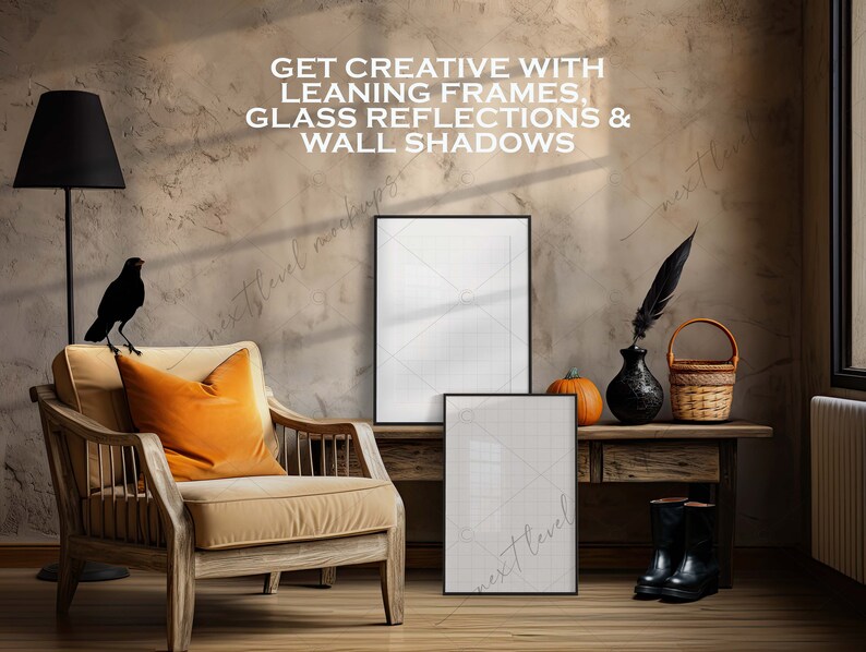 Może przedstawiać: Wnętrze salonu z brązowym sk&oacute;rzanym fotelem, czarną lampą i dwoma białymi ramkami do zdjęć opierającymi się o teksturalną ścianę. Ramki znajdują się na drewnianym stole z czarnym wazonen, dynią i wiklinowym koszem. Na ścianie widnieje napis "GET CREATIVE WITH LEANING FRAMES, GLASS REFLECTIONS & WALL SHADOWS".