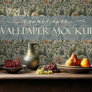 Könnte beinhalten: Eine Stillleben mit einem Vintage-Tapetenmuster mit floralem Design. Die Tapete wird auf einer Holzoberfläche mit einem silbernen Krug, Trauben, Birnen und einem Kerzenhalter gezeigt.