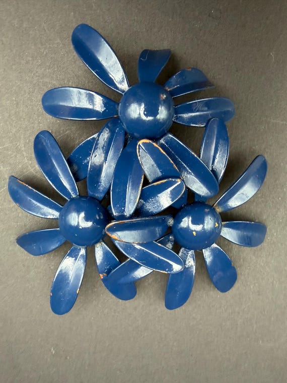 Vintage Navy Blue Enamel Daisy Brooch – 1960s Metal Flower Bouquet Pin
