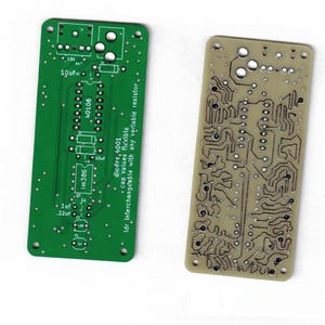 Może przedstawiać: Dwie prostokątne płytki drukowane. Jedna jest zielona z elementami elektronicznymi i tekstem, w tym "Im386" i "40106". Druga jest beżowa ze złożonym wzorem obwodu. Tekst na zielonej płycie brzmi "ldr interchangeable with any variable resistor."