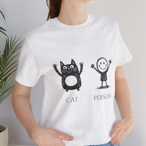 Camiseta con dibujo de gato, camiseta gráfica de gato, top genial para amantes de los animales, camiseta unisex de regalo, camiseta blanca con gato y persona