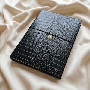 Spersonalizowany czarny notes ze skóry krokodyla z wegańskiej skóry, złoty wisiorek