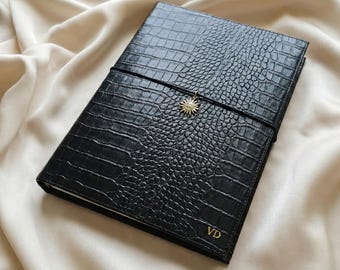 Libreta personalizada de piel vegana de cocodrilo negro con dije dorado