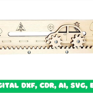 Könnte beinhalten: Ein hölzernes Spielzeugauto mit Zahnrädern auf einer Schiene. Das Auto ist braun und hat ein schwarzes Fenster. Die Schiene ist aus Holz und hat eine weiße Linie in der Mitte. Es gibt auch einige Verkehrszeichen auf der Schiene, darunter ein Fußgängerüberweg-Schild und ein Linksabbiegepfeil.