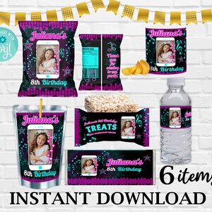 Op de afbeelding: Een set van zes bedrukbare feestgunsten met een muziekthema en een fotolijst. De labels zijn roze, paars, blauw en zwart met een witte achtergrond. De labels zijn voor een verjaardagsfeest en bevatten de tekst "Juliana's 8th Birthday".
