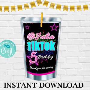 Może przedstawiać: Czarna i srebrna saszetka z sokiem z neonowym r&oacute;żowym, niebieskim i zielonym wzorem. Saszetka ma wz&oacute;r gwiazdy i tekst "@Julia TikTok 5 Birthday Thank you for coming".
