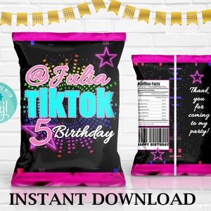 Może przedstawiać: Torebka na chipsy z czarnym tłem i neonowymi akcentami w kolorze r&oacute;żowym, niebieskim i zielonym. Torebka zawiera gwiazdę, tekst "@Julia TikTok 5 Birthday" i etykietę z informacjami o wartościach odżywczych.