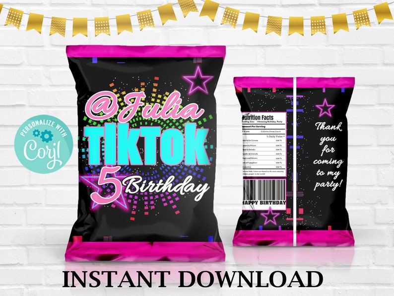 Może przedstawiać: Torebka na chipsy z czarnym tłem i neonowymi akcentami w kolorze r&oacute;żowym, niebieskim i zielonym. Torebka zawiera gwiazdę, tekst "@Julia TikTok 5 Birthday" i etykietę z informacjami o wartościach odżywczych.
