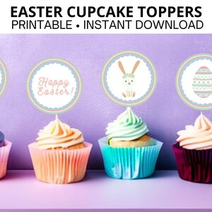 Könnte beinhalten: Vier Cupcakes, die mit druckbaren Oster-Cupcake-Toppern verziert sind. Die Topper zeigen einen blauen Hasen, ein pastellfarbenes Ei, einen Hasen mit einer Blumenkrone und die Worte "Frohe Ostern!"