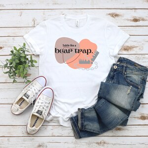 Subtil comme un T-shirt de piège à ours T-shirt drôle pour lui Chemise drôle pour ses t-shirts drôles Chemise sarcastique T-shirt drôle Cadeau pour elle Cadeau pour lui
