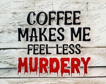 Può includere: Un adesivo trasparente con il testo nero COFFEE MAKES ME FEEL LESS e il testo rosso MURDERY in un carattere che cola, simile al sangue. Il design è presentato su un foglio trasparente, destinato all'applicazione su una superficie.