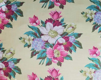 Könnte beinhalten: Ein gelber Stoff mit einem sich wiederholenden Muster aus rosa, weißen und grünen Blumen. Die Blumen sind stilisiert und haben einen Vintage-Look.