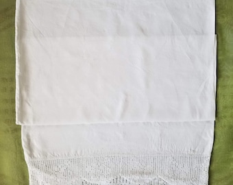 Stort vitt filévirkat örngott med öppet ändparti. Sy änden till önskad längd, upp till 89 cm 61 cm x 89 cm (max)