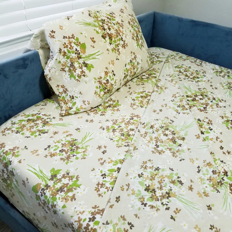 True Vintage 1980s JC Penney's Queen Sized Floral Cotton Blend Sheet