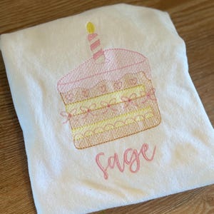 Diseño bordado de rebanada de pastel de cumpleaños para niña: con vieiras, corazones y lazos