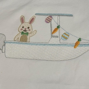 Desenho de bordado "Coelhinho da Páscoa em um pequeno barco" com detalhes em ponto cetim.