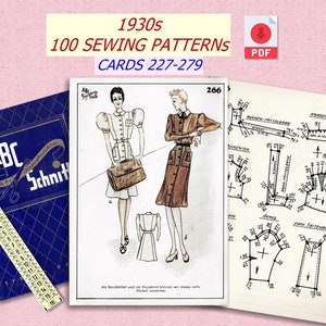 以下が含まれることがあります： 女性がドレスを着ているイラストが2つ描かれた、ヴィンテージの裁縫パターンブックレット。ブックレットのタイトルは「1930s 100 Sewing Patterns Cards 227-279」。