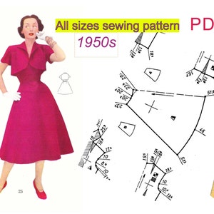 Könnte beinhalten: Ein Vintage-Schnittmuster für ein Kleid aus den 1950er Jahren. Das Schnittmuster beinhaltet ein langes Kleid mit einem taillierten Oberteil und einem weiten Rock. Das Schnittmuster ist auf Papier gedruckt und enthält Anleitungen und Diagramme. Das Schnittmuster ist mit "All sizes sewing pattern PDF 1950s" beschriftet.