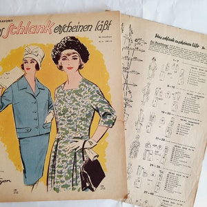 Pode incluir: Um livreto de padrões de costura vintage com uma capa amarela e o texto "Was schlank erscheinen läßt" em preto. A capa apresenta duas mulheres vestindo roupas diferentes. O livreto inclui uma variedade de padrões de costura para diferentes peças de roupa.