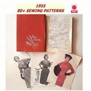 Op de afbeelding: Een rode map met de tekst "1955 80+ SEWING PATTERNS" en de tekst "Simple Scissors" op de voorzijde. De map is open om pagina's met naaipatronen te laten zien. Er zijn ook drie pagina's met afbeeldingen van vrouwen die jurken dragen.
