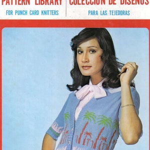 Puede incluir: Una portada de libro vintage con una mujer que lleva un c&aacute;rdigan azul con un dise&ntilde;o de palmeras. La portada se titula "Pattern Library Coleccion de Disenos" y "For Punch Card Knitters".