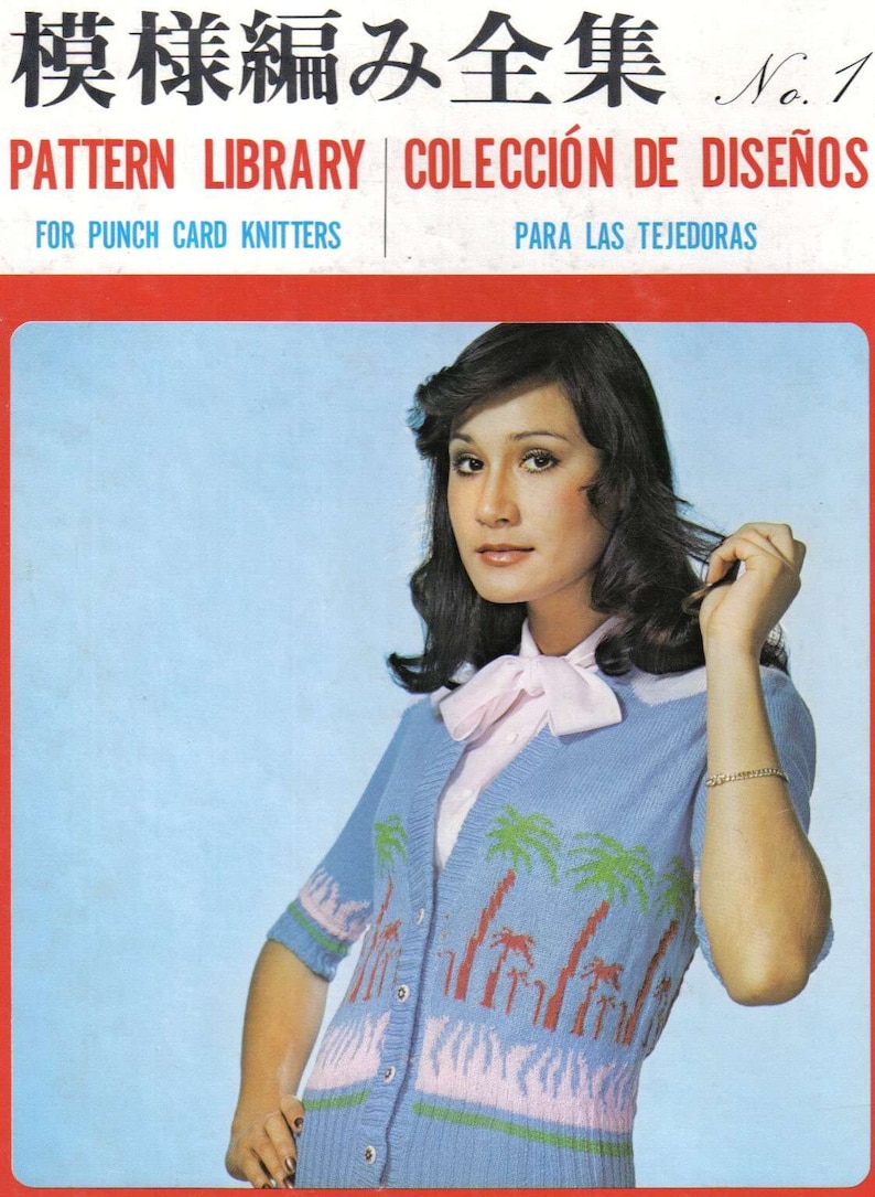 Puede incluir: Una portada de libro vintage con una mujer que lleva un c&aacute;rdigan azul con un dise&ntilde;o de palmeras. La portada se titula "Pattern Library Coleccion de Disenos" y "For Punch Card Knitters".