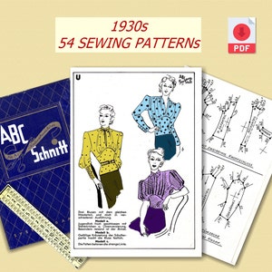 Pode incluir: Um livreto de padrões de costura vintage da década de 1930 com o título "ABC Schnitt" e uma capa com um par de tesouras. O livreto inclui 54 padrões de costura para blusas com diferentes estilos e detalhes. A imagem também mostra três ilustrações de mulheres usando blusas com mangas bufantes e padrão de bolinhas.