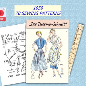 Pode incluir: Um padrão de costura vintage de 1959, com dois vestidos para mulheres. O padrão é intitulado "Der Thermo-Schnitt" e inclui instruções para fazer um vestido com saia listrada e um vestido com um avental floral. O padrão é impresso em papel branco com tinta preta e azul.