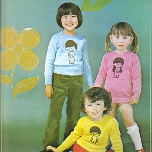 Puede incluir: Tres ni&ntilde;os con su&eacute;teres con un dise&ntilde;o de un solo motivo. Los su&eacute;teres son azules, rosas y amarillos. Los ni&ntilde;os sonr&iacute;en y miran a la c&aacute;mara. El texto "SINGLE MOTIF" y "ワンポイント模様" est&aacute; en la parte superior de la imagen.