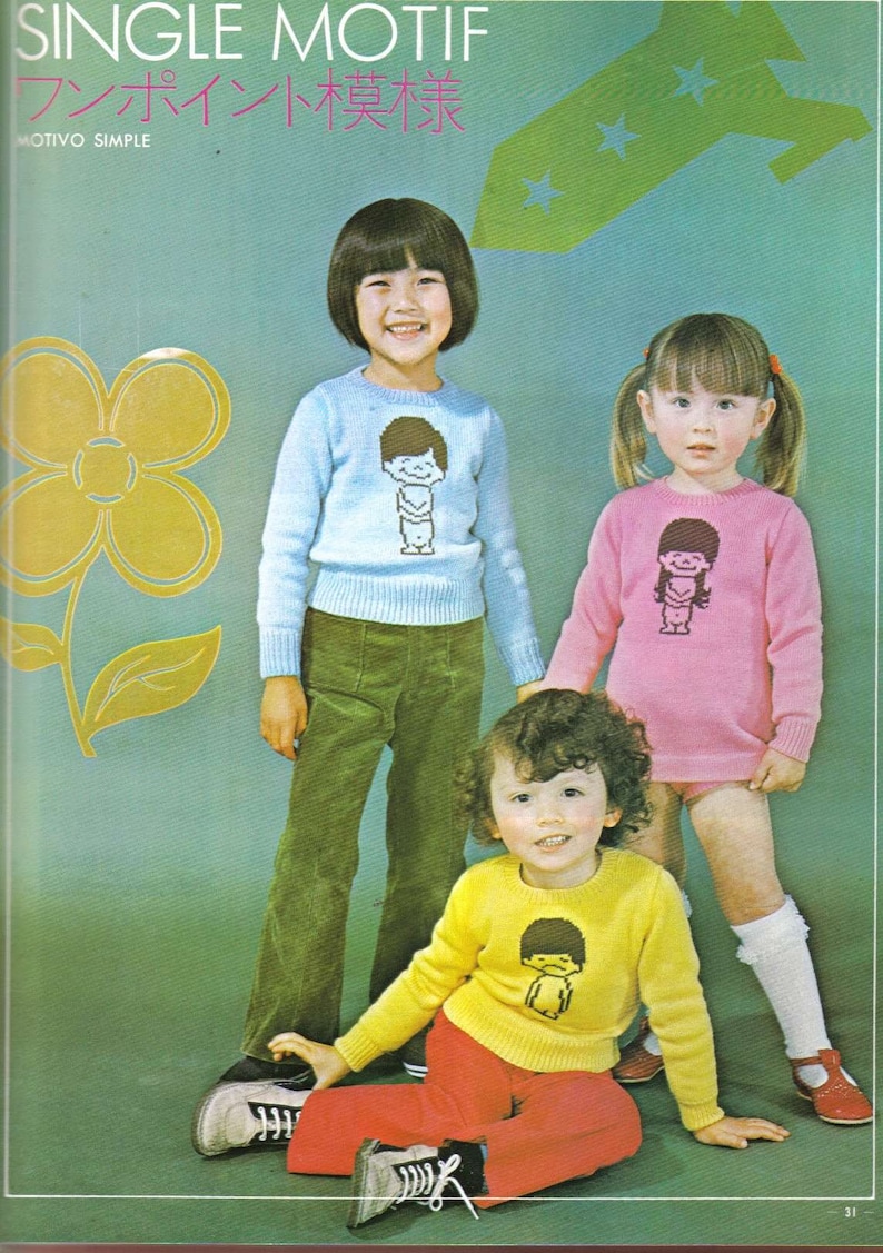 Puede incluir: Tres ni&ntilde;os con su&eacute;teres con un dise&ntilde;o de un solo motivo. Los su&eacute;teres son azules, rosas y amarillos. Los ni&ntilde;os sonr&iacute;en y miran a la c&aacute;mara. El texto "SINGLE MOTIF" y "ワンポイント模様" est&aacute; en la parte superior de la imagen.