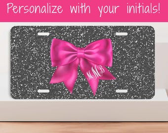 Placa de matrícula delantera personalizada con lazo rosa fucsia sobre fondo negro con efecto brillante, placa decorativa para coche, bonito accesorio de regalo para mujer para coche nuevo