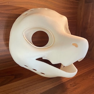 Peut inclure: Une base de tête de costume en fourrure blanche, non peinte, en plastique, avec un grand trou pour les yeux et une petite ouverture pour la bouche. La tête est conçue pour un personnage en fourrure.