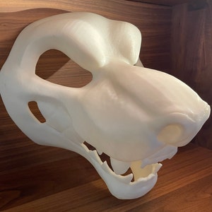 Könnte beinhalten: Eine weiße, 3D-gedruckte, unbemalte, realistische Wolf- oder Hundemaske mit detaillierter Schnauze und Zähnen. Die Maske ist für Cosplay oder Kostüme gedacht.
