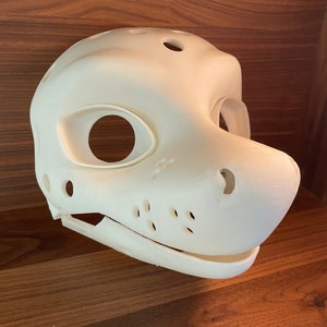 Könnte beinhalten: Eine weiße, unbemalte, 3D-gedruckte Tiermaske mit Löchern für Augen, Nase und Mund. Die Maske ist für Cosplay oder Furry-Fandom gedacht.
