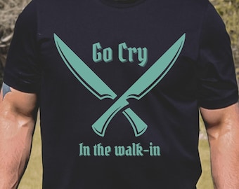 Divertente camicia da chef,Go Cry in the Walk-In,Chef Tee,Chef Shirt,Kitchen Worker Shirt,Restaurant Tee,Cook Shirt,Regalo per papà,Regalo per la mamma