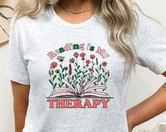 Lustiges Buch Shirt, Lesen ist meine Therapie, Bücherwurm Shirt, Buchliebhaber Geschenk, Buchliebhaber Shirt, literarisches Shirt, Bücherwurm Shirt, Bibliothekar Shirt