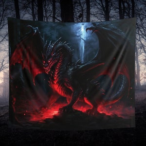 Puede incluir: Un drag&oacute;n negro con ojos rojos brillantes y alas extendidas, de pie sobre una superficie roja incandescente en un entorno de bosque oscuro.