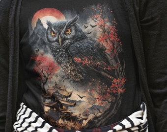 Chemise gothique Hibou féroce dans l'arbre de Sakura Chemise Goth Tshirt Harajuku Japon Fantasy esthétique Anime Sorcière Hiboux japonais Dark Academia