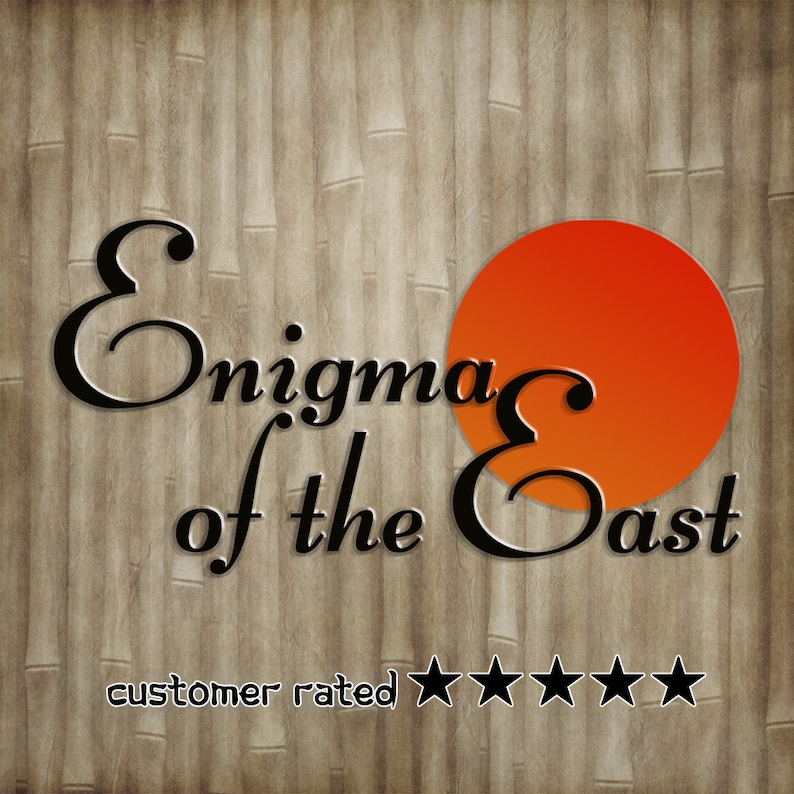 Puede incluir: Una imagen estilizada de un sol naciente con el texto "Enigma of the East" en escritura cursiva negra. El fondo es un patr&oacute;n de madera texturizado. El texto "customer rated" est&aacute; debajo de la imagen con cinco estrellas negras.