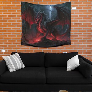 Puede incluir: Un tapiz con un drag&oacute;n rojo y negro con las alas extendidas. El drag&oacute;n est&aacute; sobre un fondo oscuro con una luz roja incandescente que emana de su cuerpo.