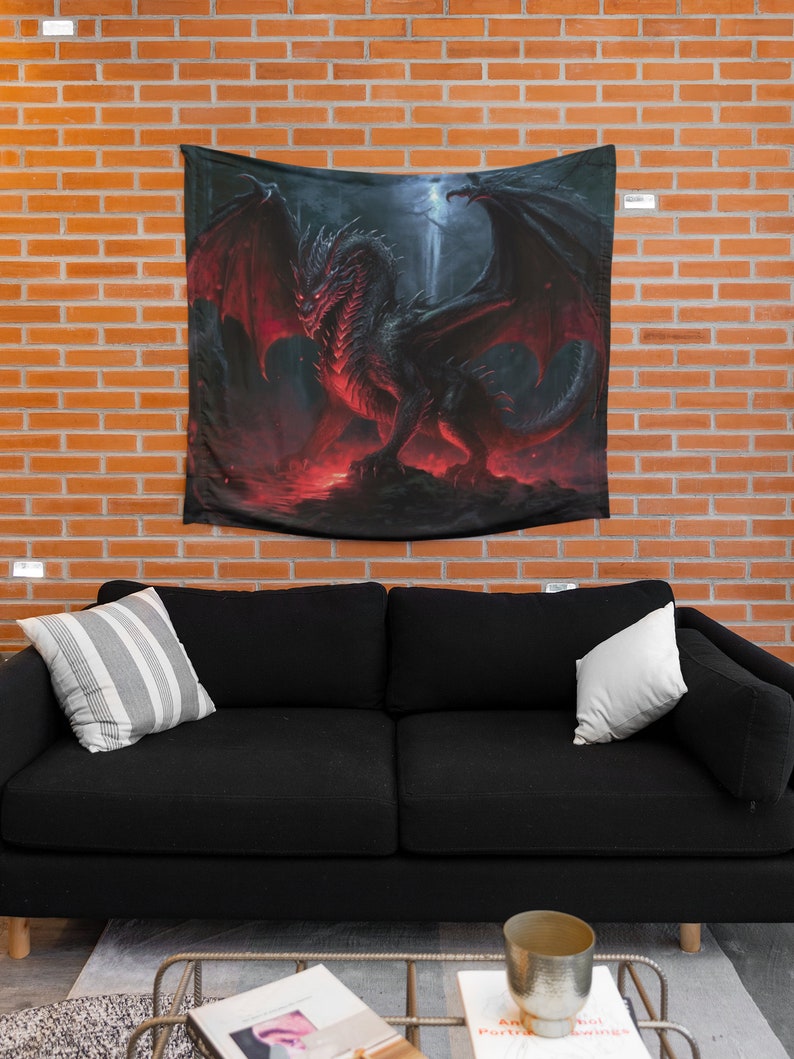 Puede incluir: Un tapiz con un drag&oacute;n rojo y negro con las alas extendidas. El drag&oacute;n est&aacute; sobre un fondo oscuro con una luz roja incandescente que emana de su cuerpo.