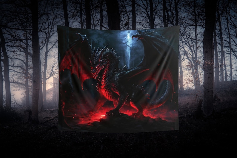 Puede incluir: Un drag&oacute;n negro con ojos rojos brillantes y alas extendidas, de pie sobre una superficie roja incandescente en un entorno de bosque oscuro.